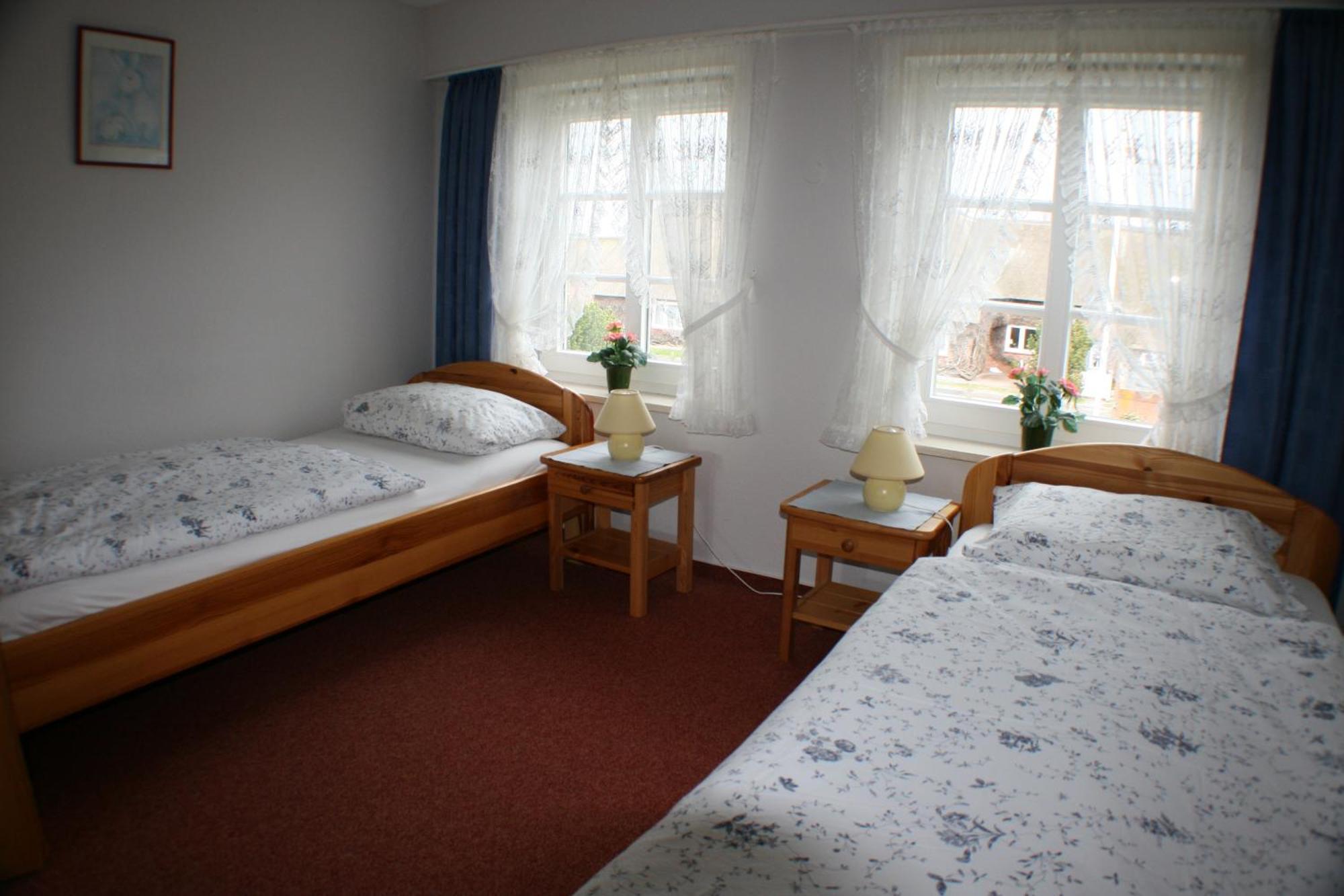 Ferienwohnungen Im Hotel Garni Zur Post Utersum Habitación foto