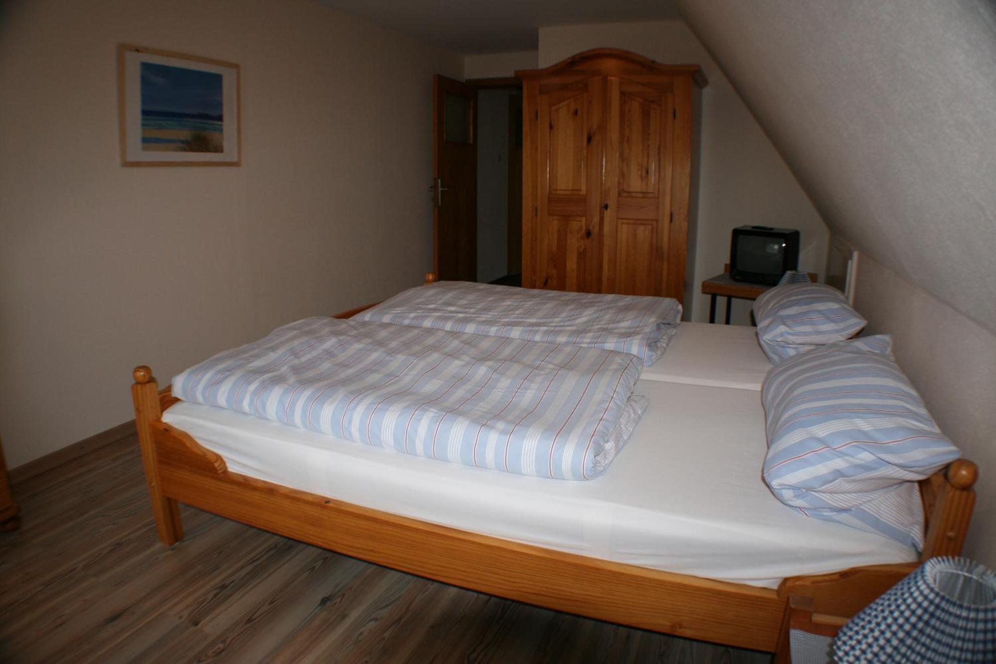 Ferienwohnungen Im Hotel Garni Zur Post Utersum Habitación foto