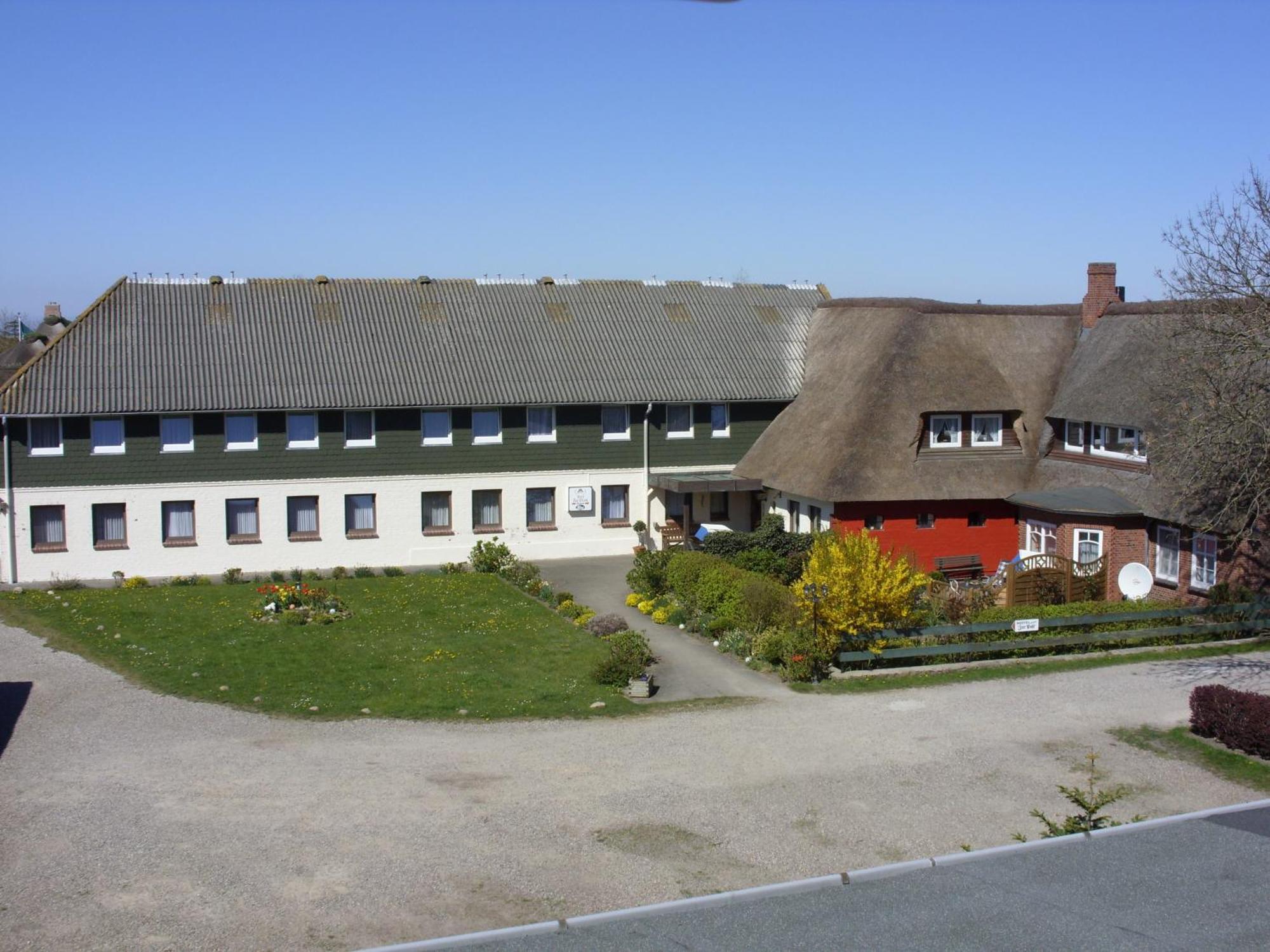 Ferienwohnungen Im Hotel Garni Zur Post Utersum Habitación foto