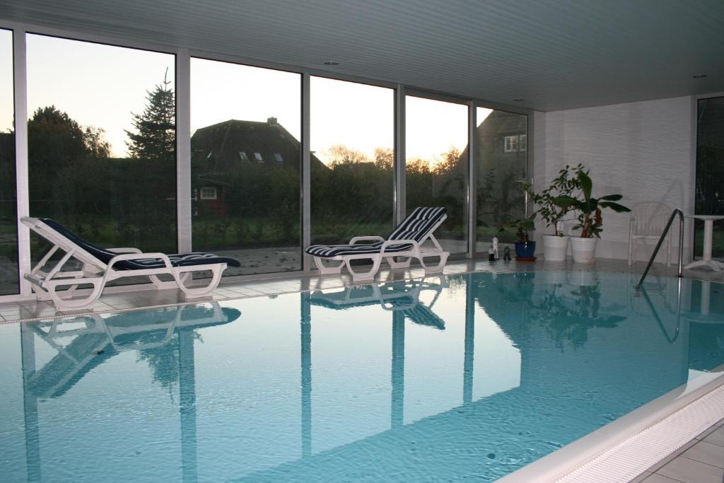 Ferienwohnungen Im Hotel Garni Zur Post Utersum Habitación foto