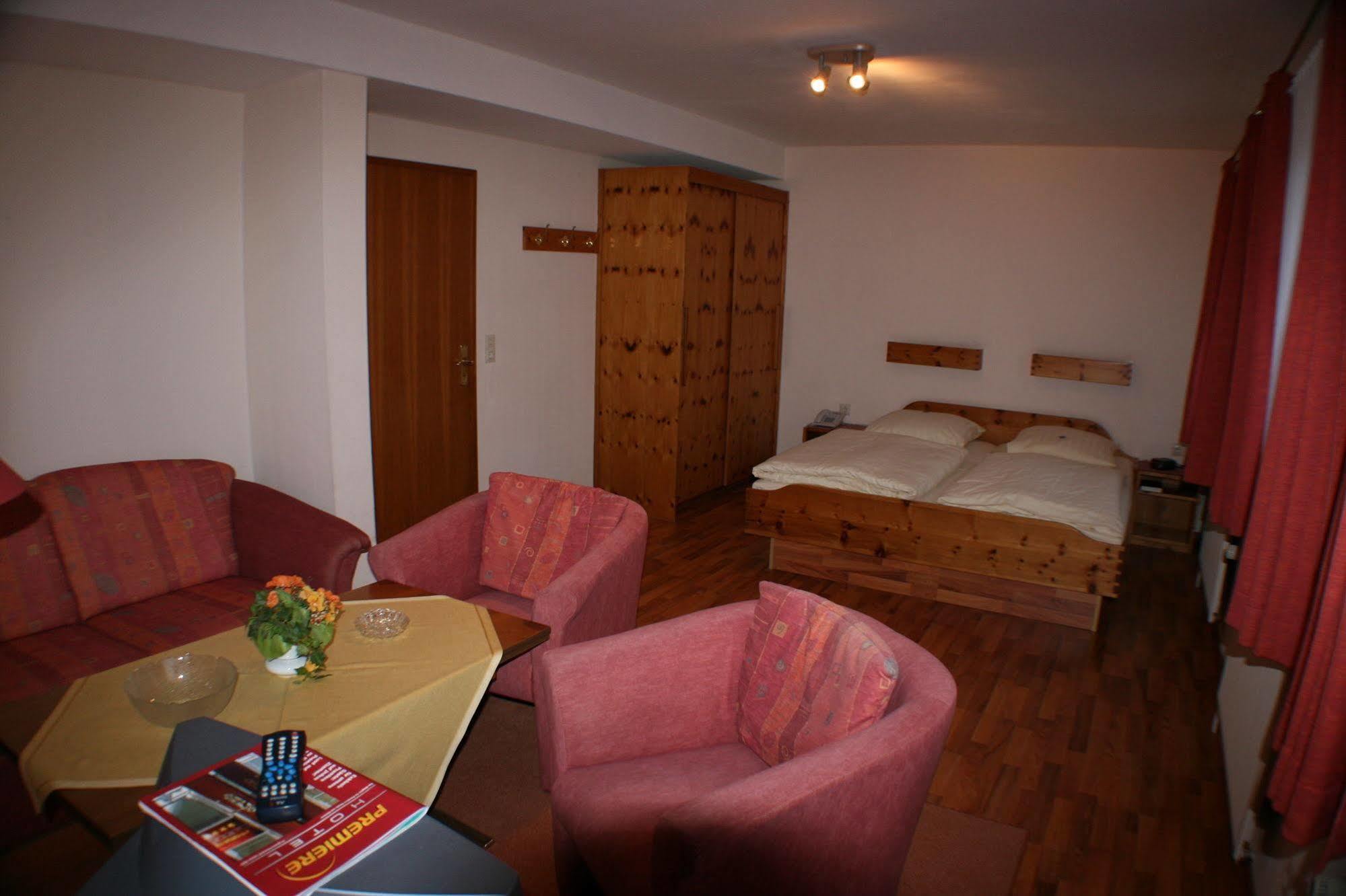 Ferienwohnungen Im Hotel Garni Zur Post Utersum Exterior foto